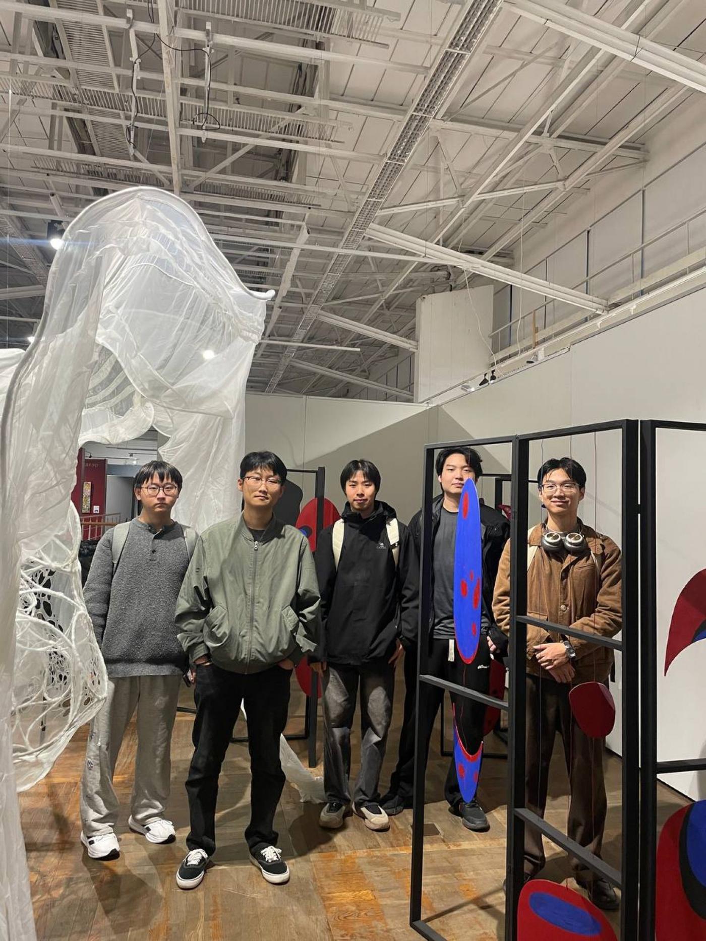 Иностранные студенты посетили выставку «Осенний салон» во Дворце искусств